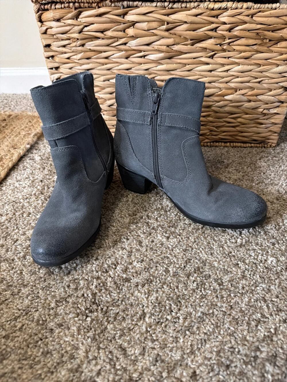 Earth origins Tori 7.5 gray suede boots 708